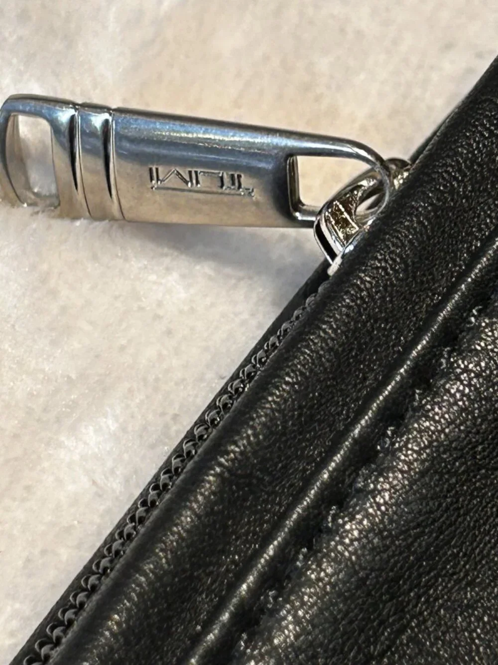 Tumi 60101D Black Leather Messenger Bag Excellent With Dust Bag & Paperwork